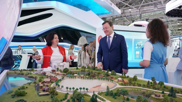 Дмитрий Азаров посетил стенд Самарской области на выставке «Россия» в Москве