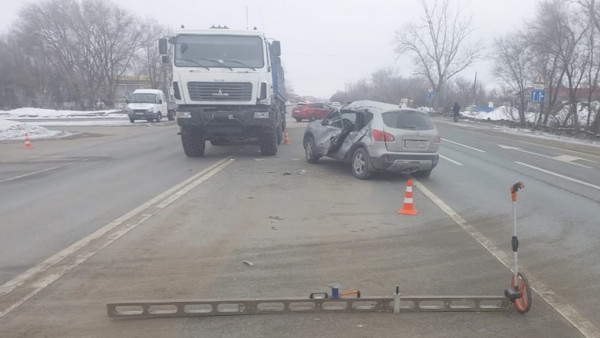 Под Самарой легковой автомобиль влетел под грузовик