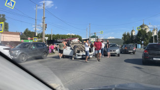 В результате ДТП под Самарой перевернулась «Лада»