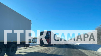 В Самарской области на трассе образовались многокилометровые пробки из большегрузов