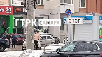 В Самаре вдоль парка Гагарина голый мужчина бегал на результат