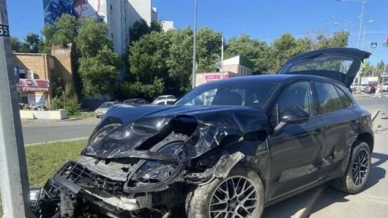 В Самаре произошло ДТП с участием элитной иномарки 