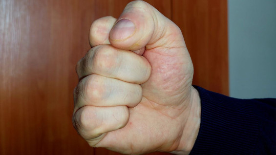 Пьяный самарец решил подраться с участковым у отдела полиции