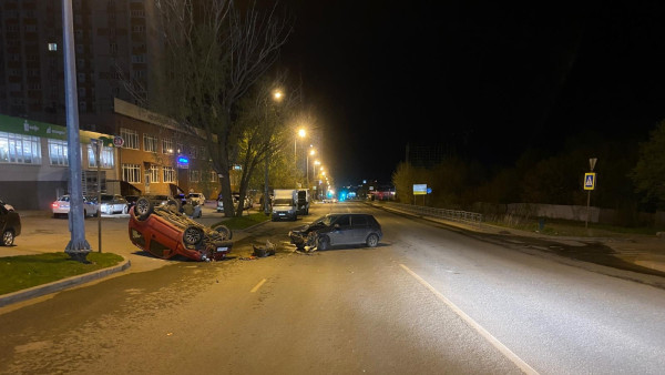 В Самаре в ДТП опрокинулся красный «Suzuki»