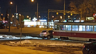 В Самаре на улице Ново-Садовая трамвай въехал в иномарку вечером 18 января 