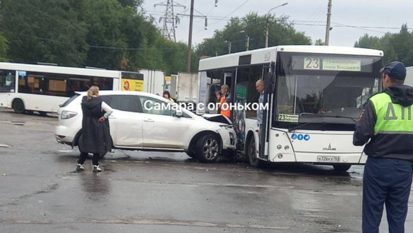 В Самаре водитель без прав на Mazda CX-7 протаранил пассажирский автобус № 23