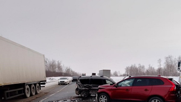 В Самарской области произошло массовое ДТП с участием грузовика