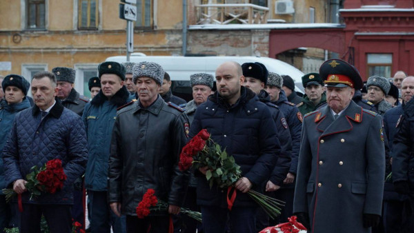 Губернатор Вячеслав Федорищев возложил цветы к мемориалу в память о погибших при исполнении служебного долга сотрудниках ОВД