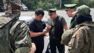 Появились кадры облавы силовиков на мигрантов-уклонистов в Самаре