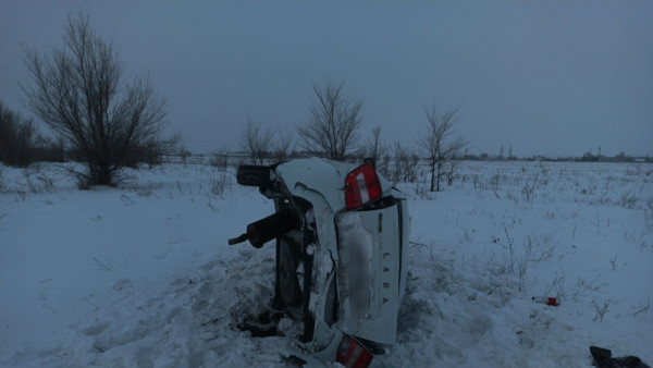 В Самарской области LADA Granta съехала в кювет и перевернулась