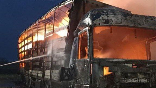 Под Самарой дотла сгорела фура с огнеопасным грузом