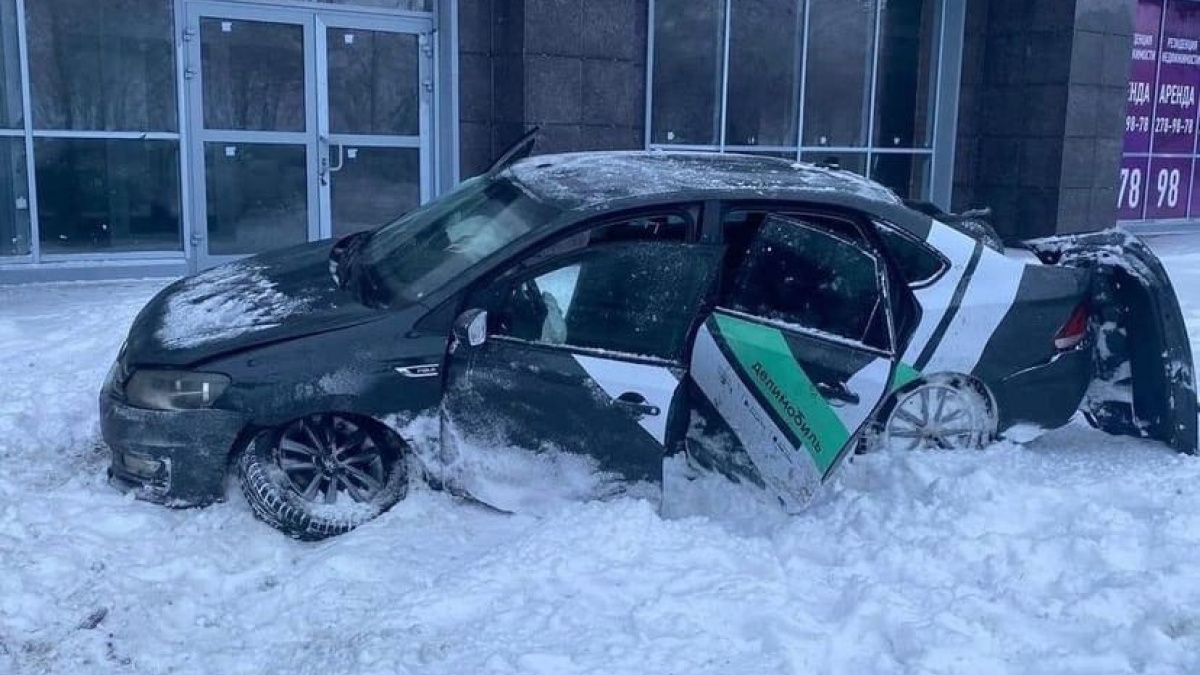 В центре Самары каршеринговый делимобиль снес знак пешехода – Новости  Самары и Самарской области – ГТРК Самара