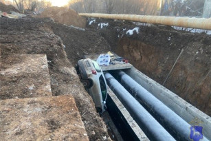 В Самаре женщина-водитель на Suzuki провалилась в глубокий котлован 