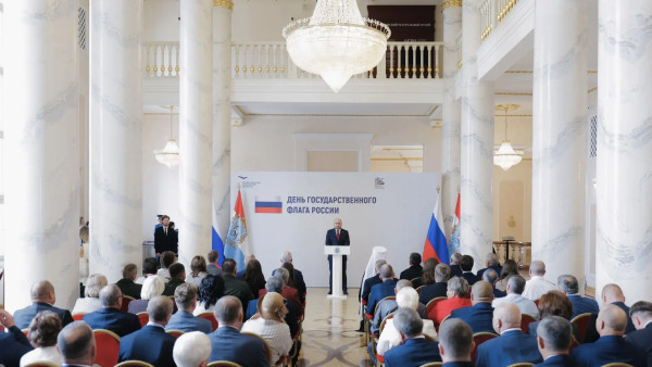 Вячеслав Федорищев вручил государственные награды жителям Самарской области накануне Дня флага России