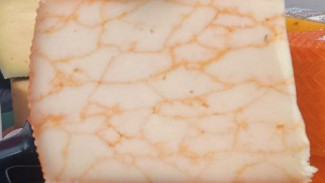 Сыровар Красненко рассказала самарцам, как отличить настоящий сыр от подделки