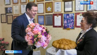 Дмитрий Азаров поздравил с 90-летием почетного гражданина Ставропольского района Елизавету Шевалеву