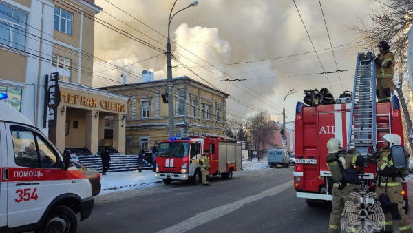 «Страшный пожар — детей выносят»: в Самаре на улице Некрасовской горят 3 этажа жилого дома. Видео 