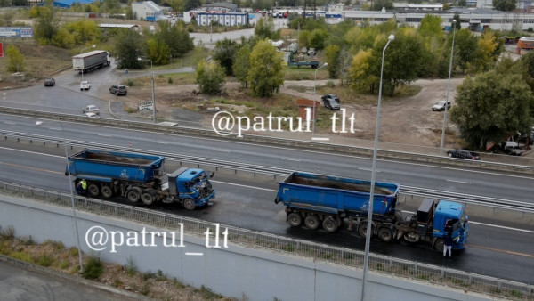 Видео с места аварии в Самарской области: На М5 столкнулись КАМАЗы-близнецы