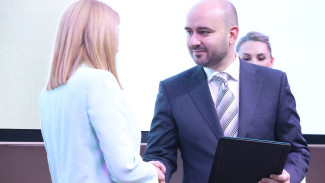 Губернатор Вячеслав Федорищев поздравил сотрудников Сбера со 183-летием