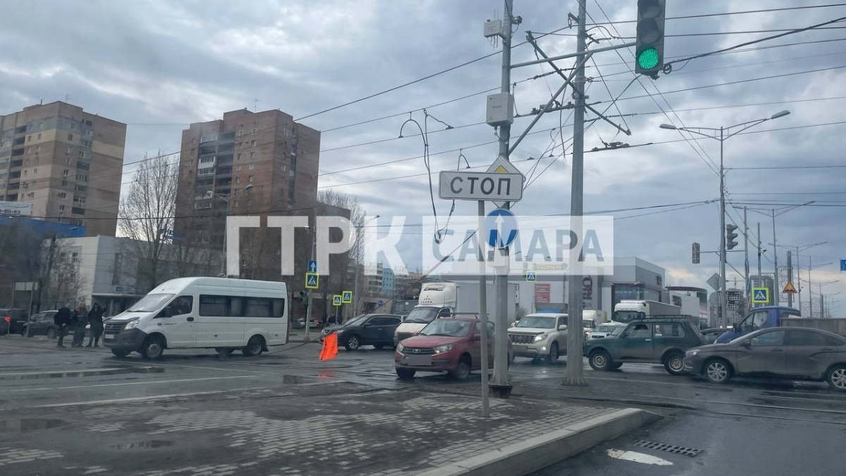 Сообщения очевидцев: в Самаре на Московском шоссе оборвался провод –  Новости Самары и Самарской области – ГТРК Самара