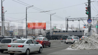 В Самаре гигантская фура парализовала движение на Московском шоссе