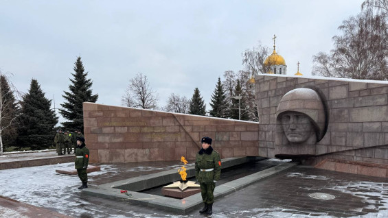 Самарцы несут цветы к Вечному Огню в День Неизвестного Солдата