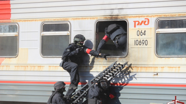 Самарские росгвардейцы успешно провели штурм железнодорожного вагона