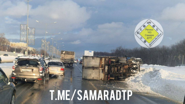 В Самаре на Московском шоссе перевернулся грузовик