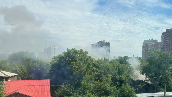 «Столбы дыма было видно издалека»: в Самаре на улице Арцыбушевской случился пожар