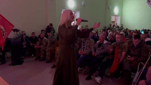 В Самарском военном госпитале выступила Вика Цыганова  