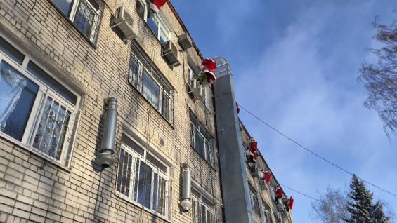 Сотрудники МЧС в костюмах Дедов Морозов поздравили ребят с крыши самарской больницы