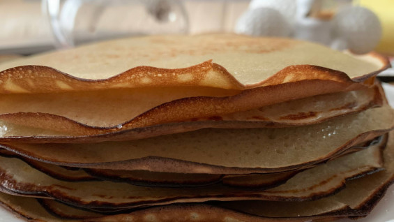 Самарцам рассказали, как правильно есть блины на Масленицу, чтобы не набрать вес