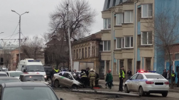 У Фрунзенского моста в Самаре каршеринг разорвало об столб