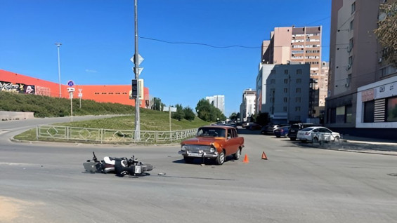 Столкновение поколений: в Самаре дорогу не поделили раритетный Москвич-412 и мотоцикл Stels