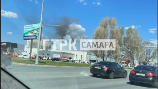 В Самаре загорелся автосалон на Московском шоссе 29 апреля 2023 года