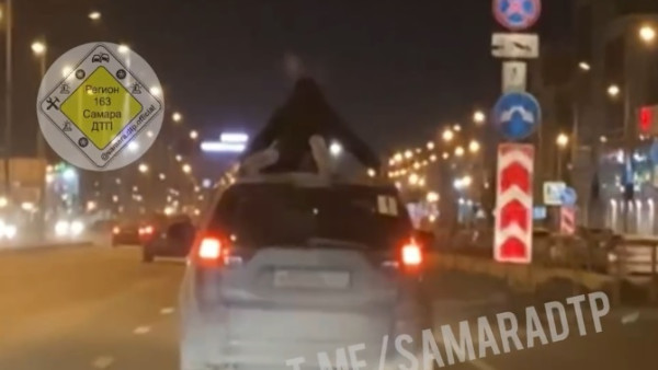 В Самаре на Московском шоссе засекли автомобиль с наездником на крыше