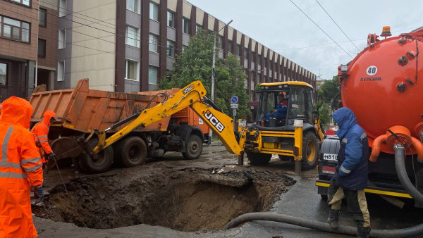 На улице Самарской 20 мая продолжается ремонт аварийного водовода