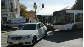 «Ах, белый мерседес!»: в центре Самары белорусский автобус смял немецкую иномарку 