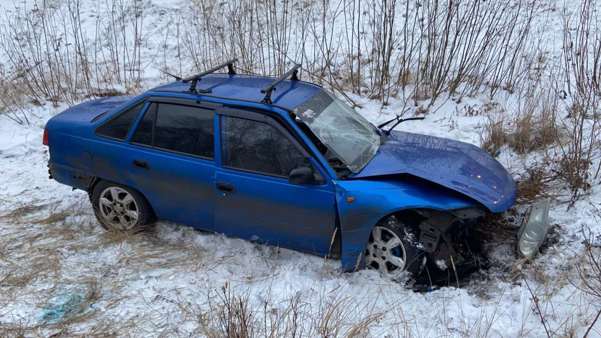 На трассе в Самарской области Daewoo Nexia улетел в кювет, есть жертва ДТП  – Новости Самары и Самарской области – ГТРК Самара