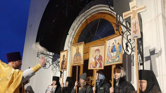 В Самаре прошел праздничный Крестный ход вокруг колокольни Иверского монастыря