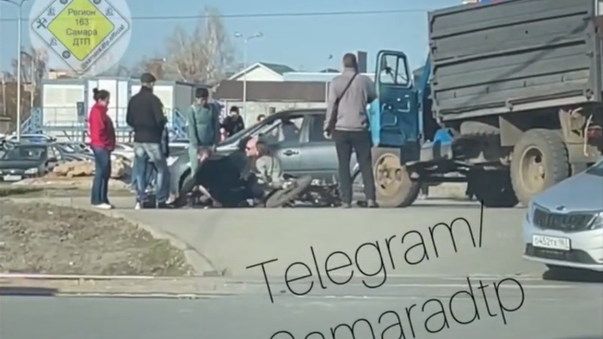 В Самаре на улице Ташкентской произошло серьёзное ДТП с мотоциклистом –  Новости Самары и Самарской области – ГТРК Самара