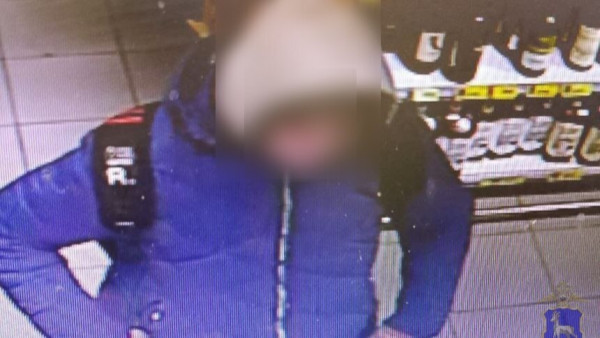 Появились кадры нападения женщины с ножом на кассира в Самарской области