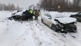 В Волжском районе Самарской области в лобовом ДТП 3 февраля пострадали трое 