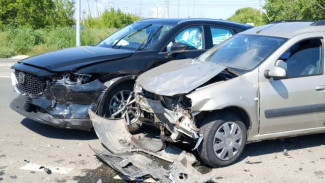 В Самарской области столкнулись Mazda и Lada Largus 20 июля