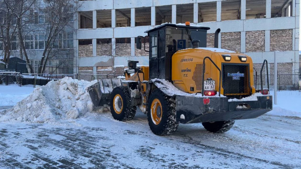 Для расчистки снега на трассы Самарской области вышло почти 300 машин