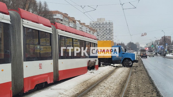 Появились кадры сошедшего с рельсов трамвая 16 февраля