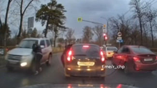 Шокирующее видео: в Самарской области пострадал мужчина, который вышел из машины прямо на проезжей части