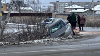 Под Самарой 7 декабря иномарка оказалась в кювете после ДТП: фото