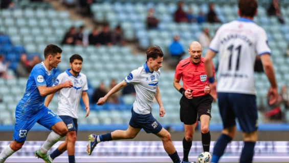 "Крылья Советов" в матче 26 тура проиграли в огненном матче с 2-умя удалениями и 11 добавленными минутами  