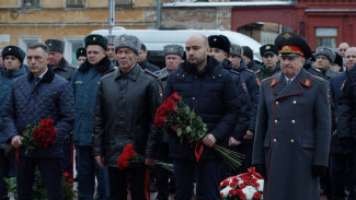 Губернатор Вячеслав Федорищев возложил цветы к мемориалу в память о погибших при исполнении служебного долга сотрудниках ОВД